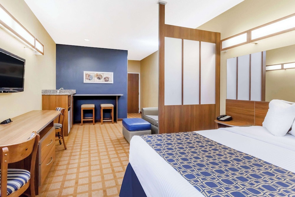 Studio Suite, 1 Queen Bed, Non Smoking - Photo 1
