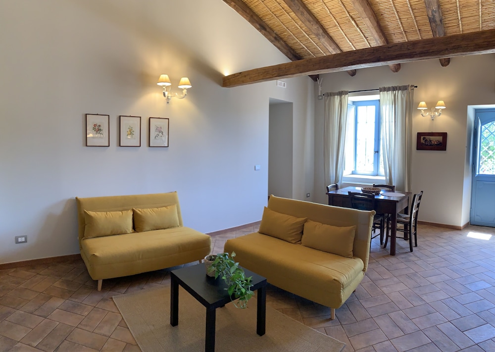 Traditional Apartment photo 3
