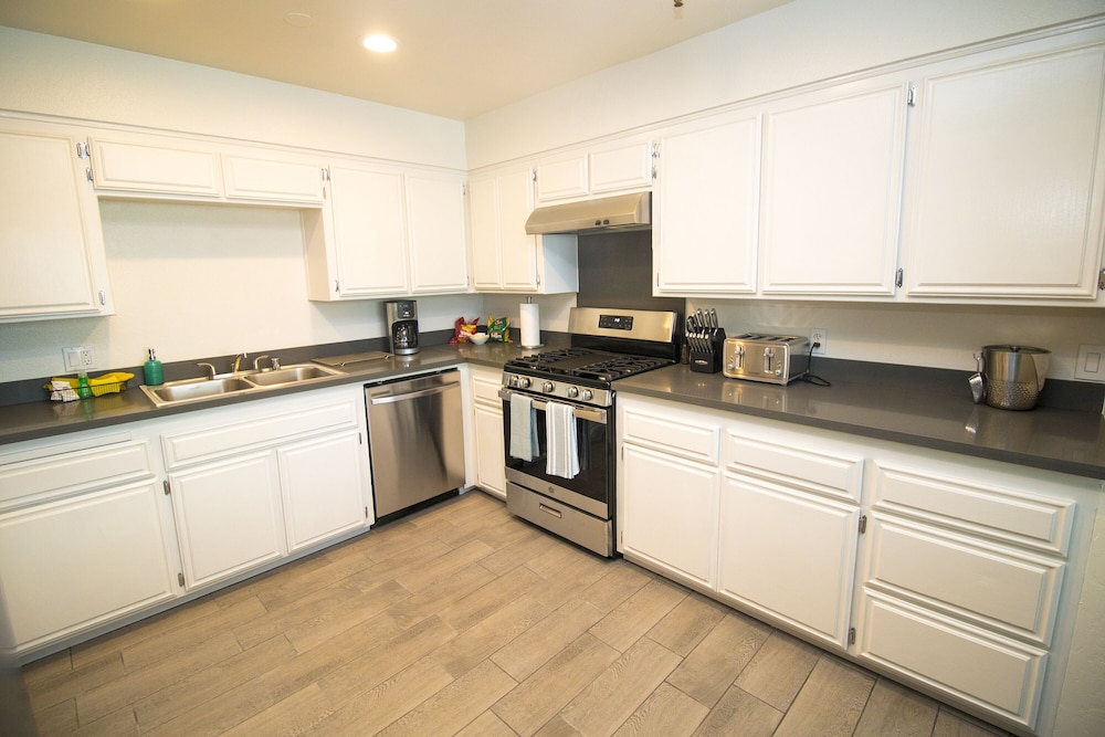 Family Room, 2 Bedrooms, Kitchen - Photo 6