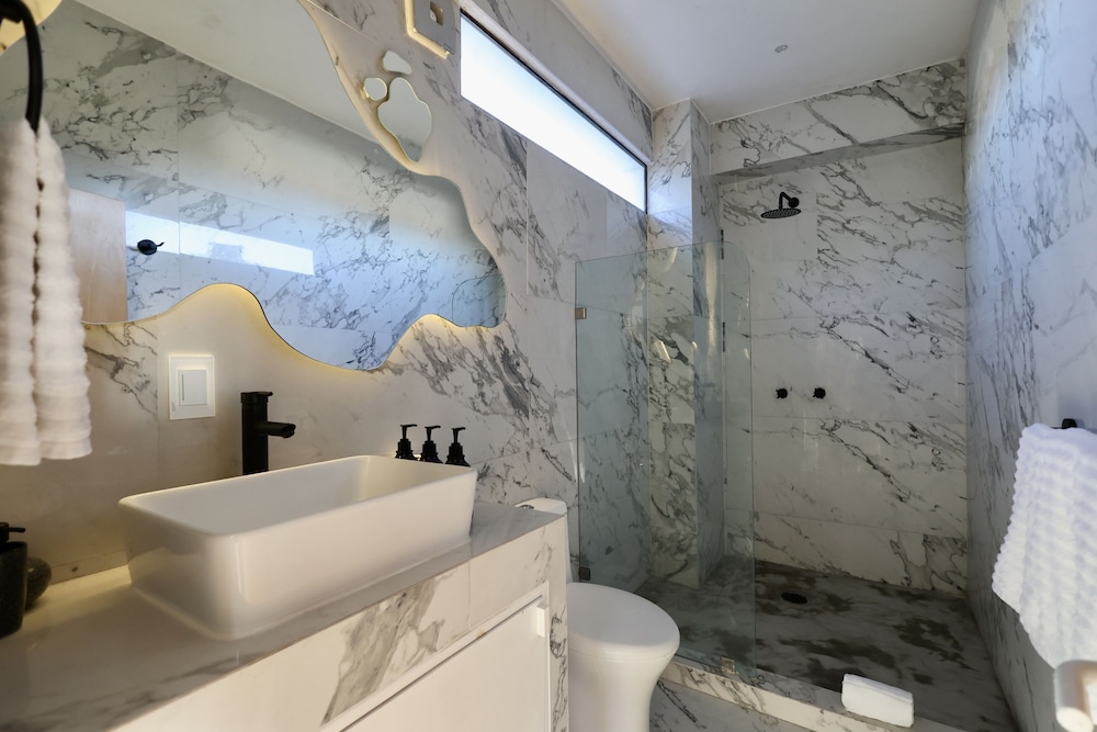Design Suite, 1 King Bed, Pool Access, Sea View photo 3