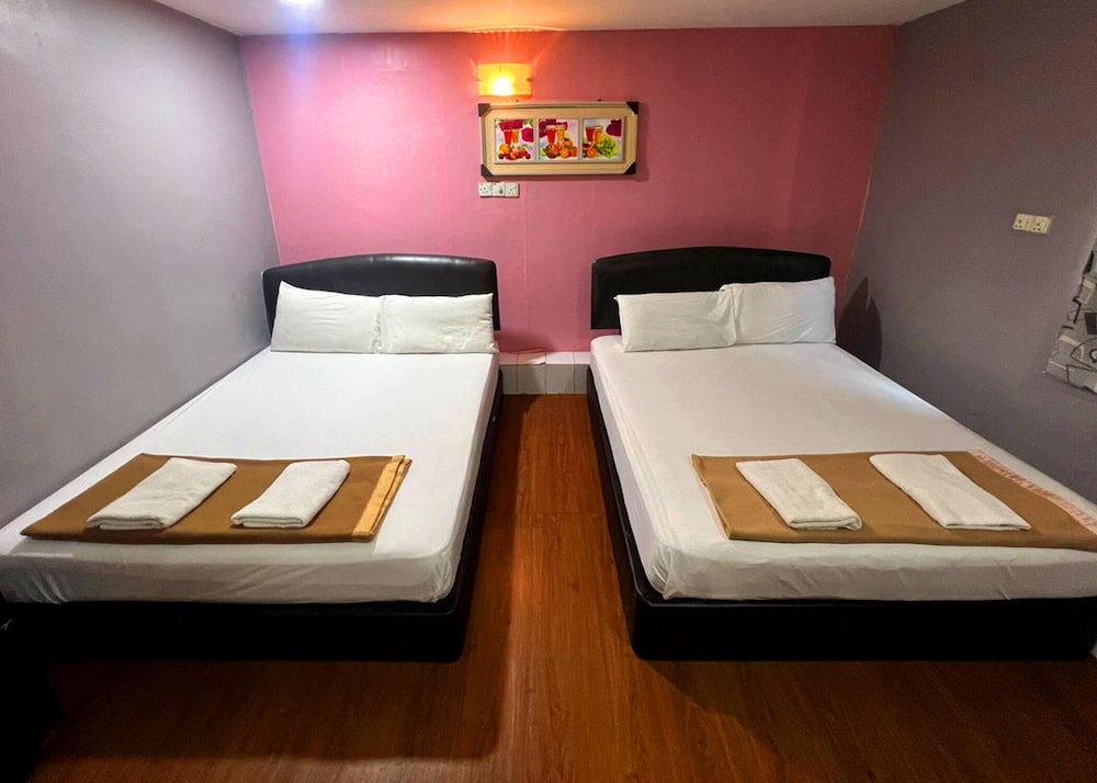 Quadruple Room, 2 Queen Beds - Photo 6