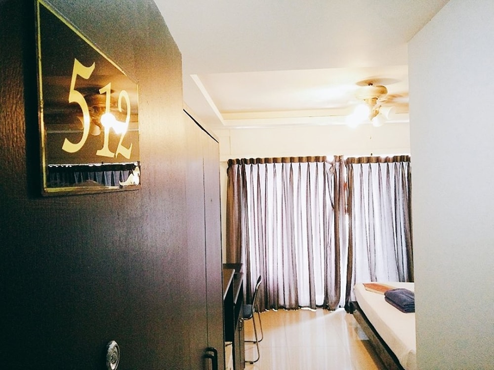 Deluxe Room, 1 Queen Bed photo 2