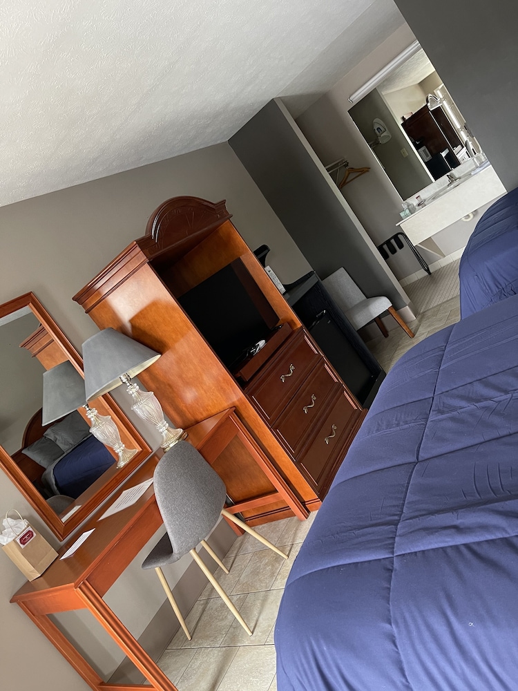 Basic Double Room, 2 Double Beds, Non Smoking (Street View) photo 1