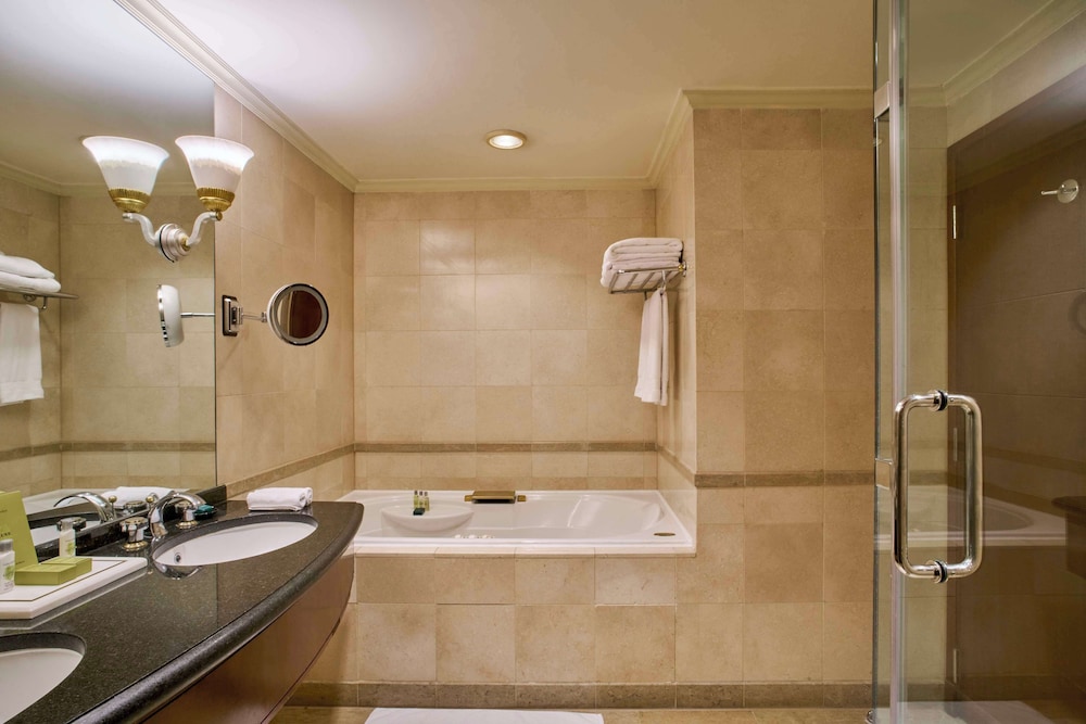 Deluxe Suite, 1 King Bed (Nile View) thumbnail 6