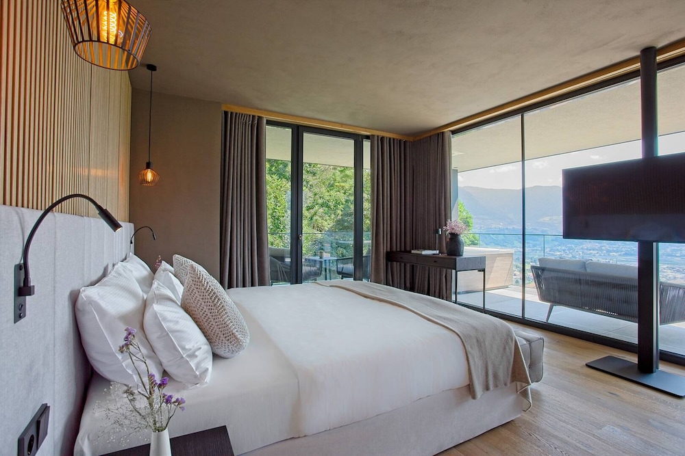 Luxury Suite, 1 King Bed, Jetted Tub, Executive Level