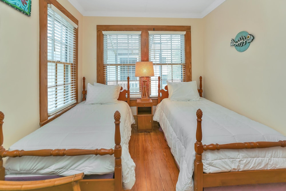 House, Multiple Beds (The Fish Camp) photo 1