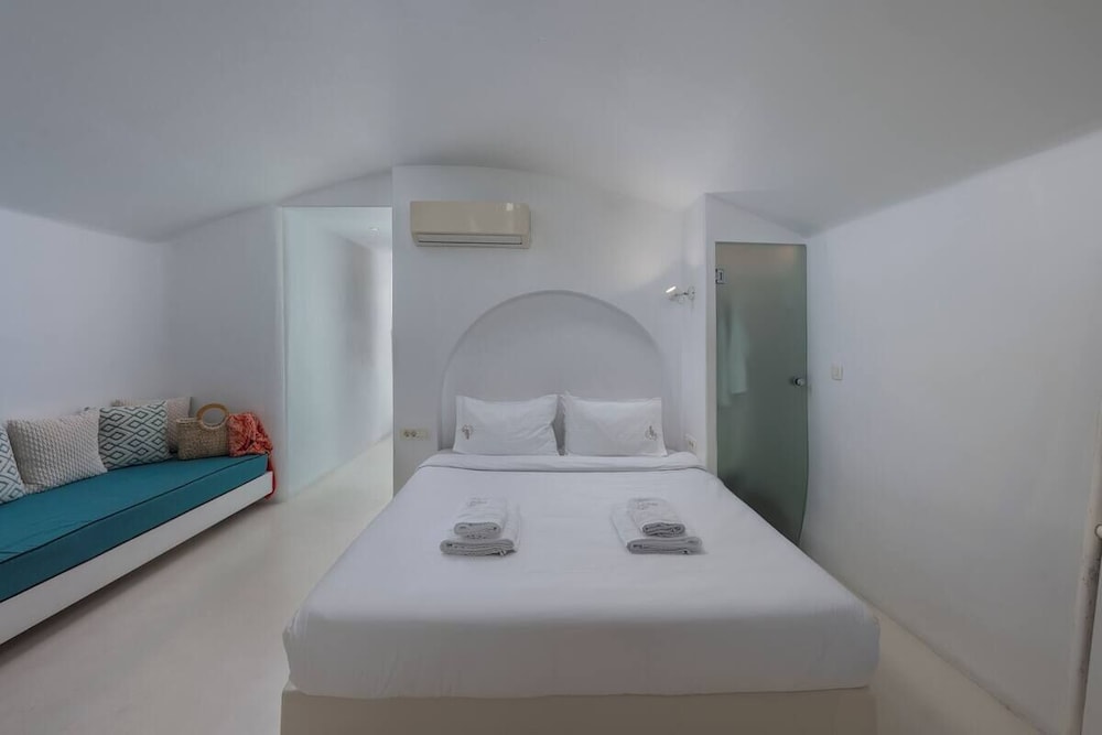 SophOia Suite with Indoor Plunge Pool & Caldera View