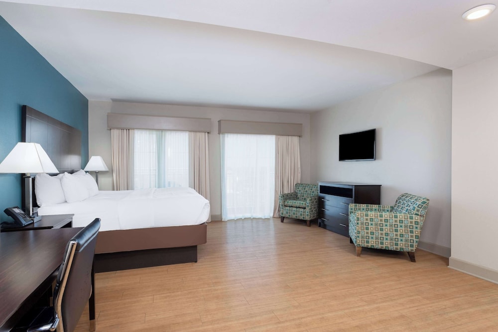 Deluxe Room, 1 King Bed, Non Smoking (Efficiency) photo 1
