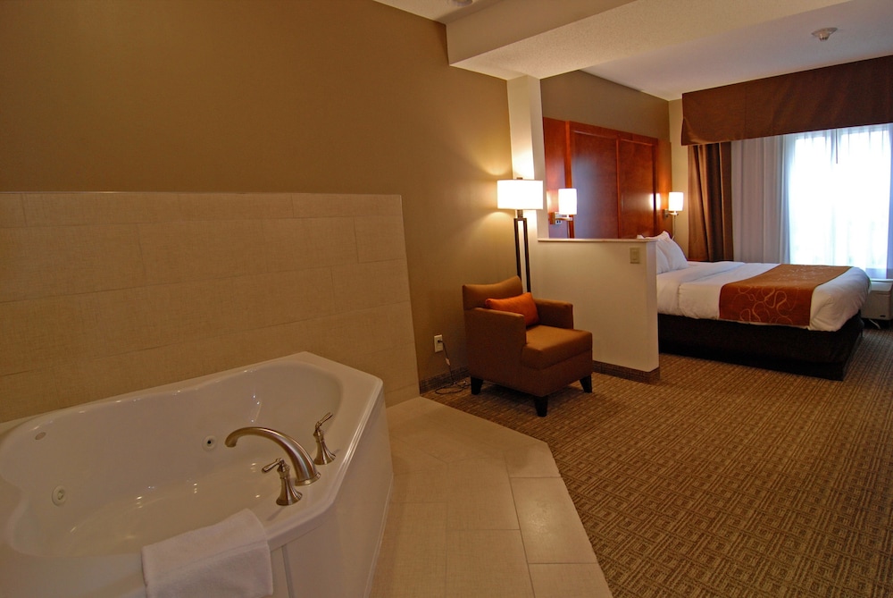 Suite, 1 King Bed, Non Smoking (Upgrade) - Photo 1