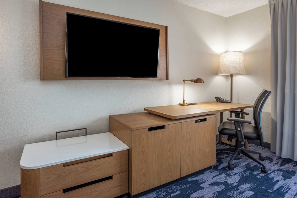Room, 2 Queen Beds (Mobility/Hearing Accessible, Tub) - Photo 2