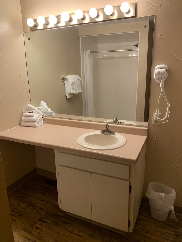 Suite - Photo 19