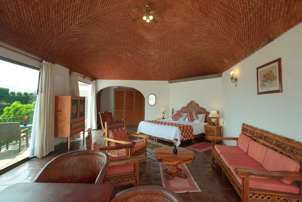 Romantic Suite with a Bathtub - Photo 2