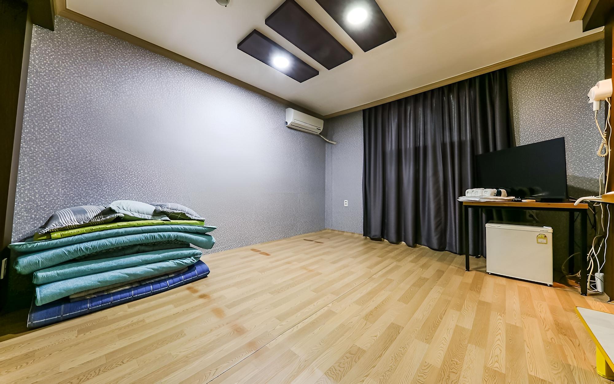 Room (Ondol) photo 2