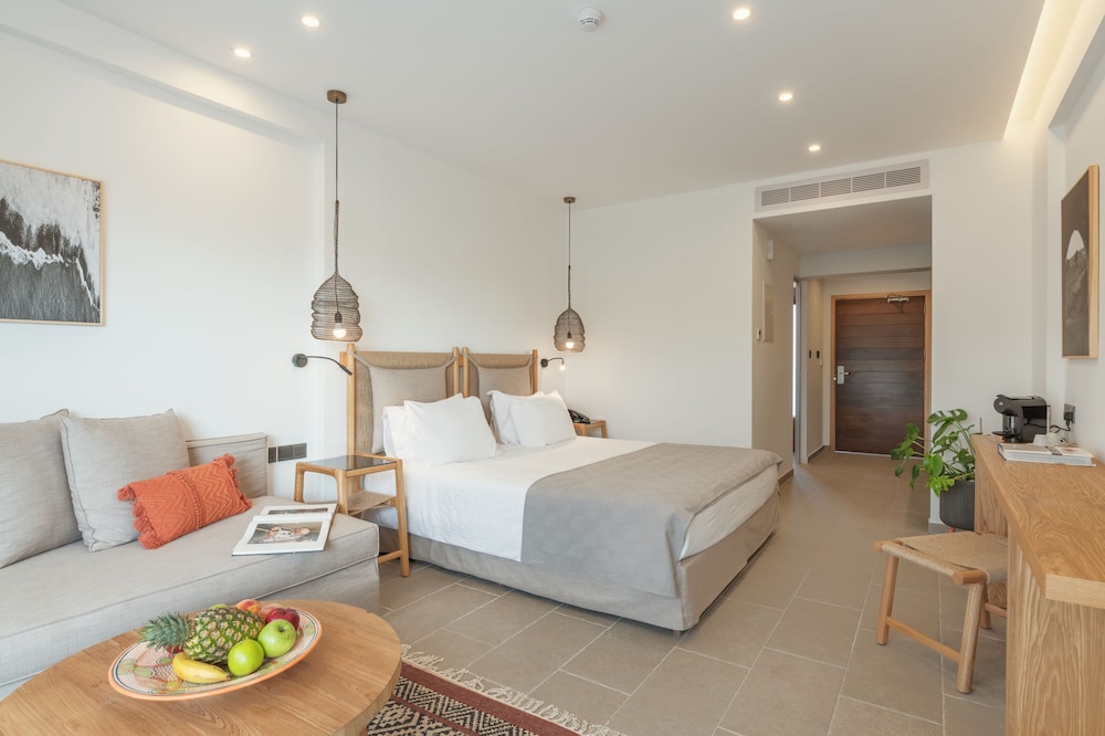 Executive Room, Pool View - Photo 7