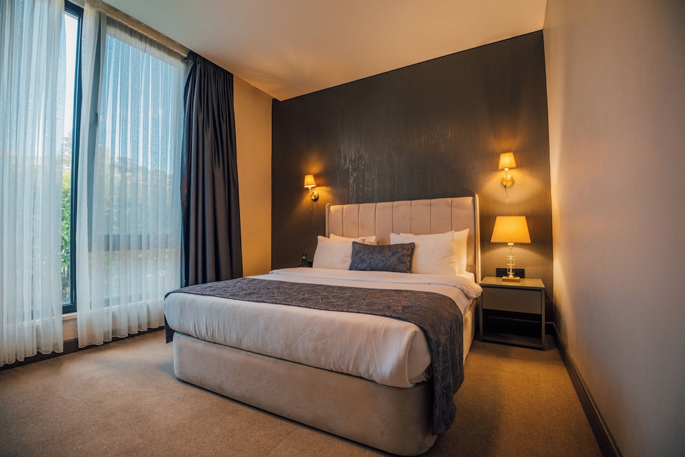 Classic Room (Land View)