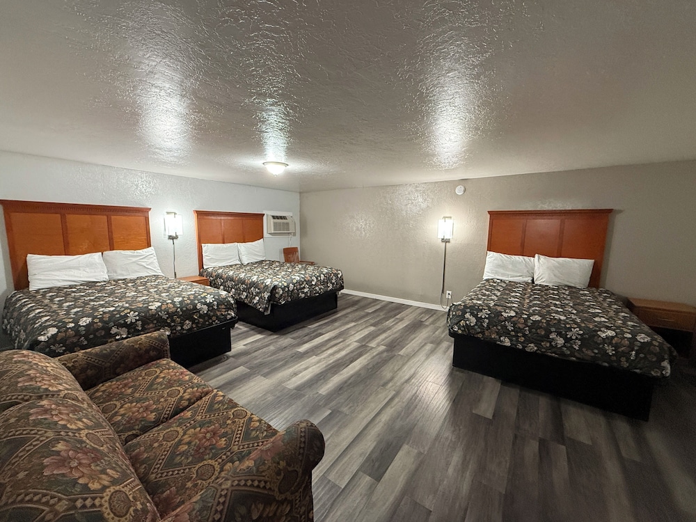 3 Queen Beds with Kitchenette