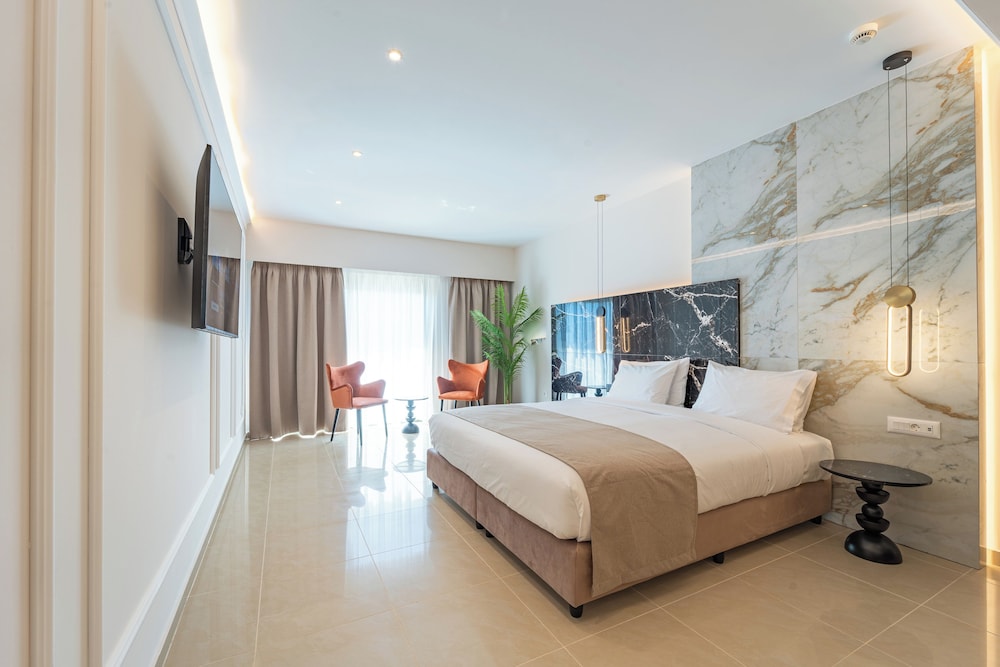 Deluxe Queen Suite | Capacity 2