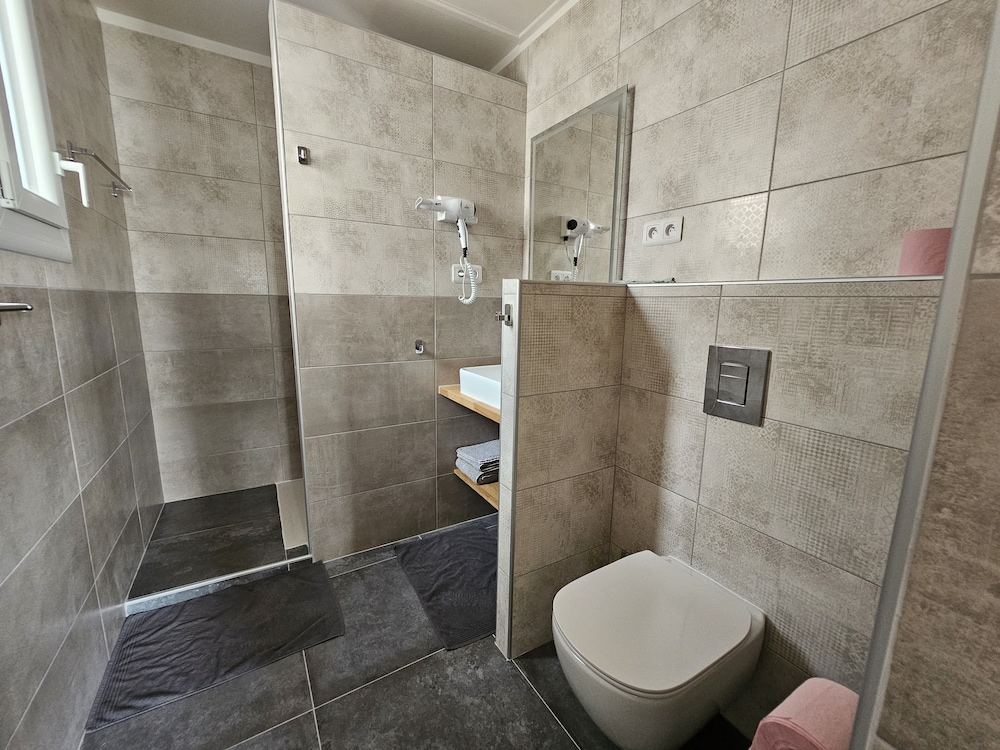 Family Double or Twin Room, Pool View (coquelicot) photo 3
