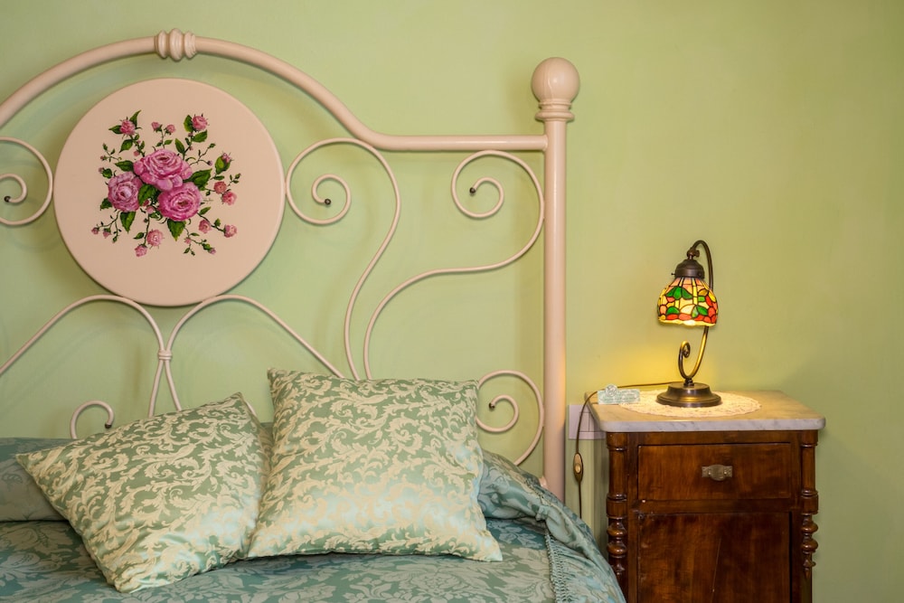 Premium Double Room, Private Bathroom (4. Rosa Di Maggio) photo 3