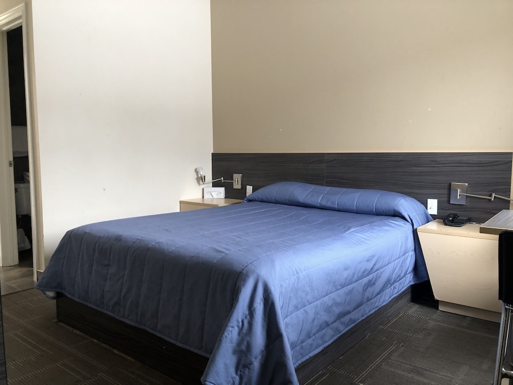 Standard Room, 1 Queen Bed, Smoking photo 1