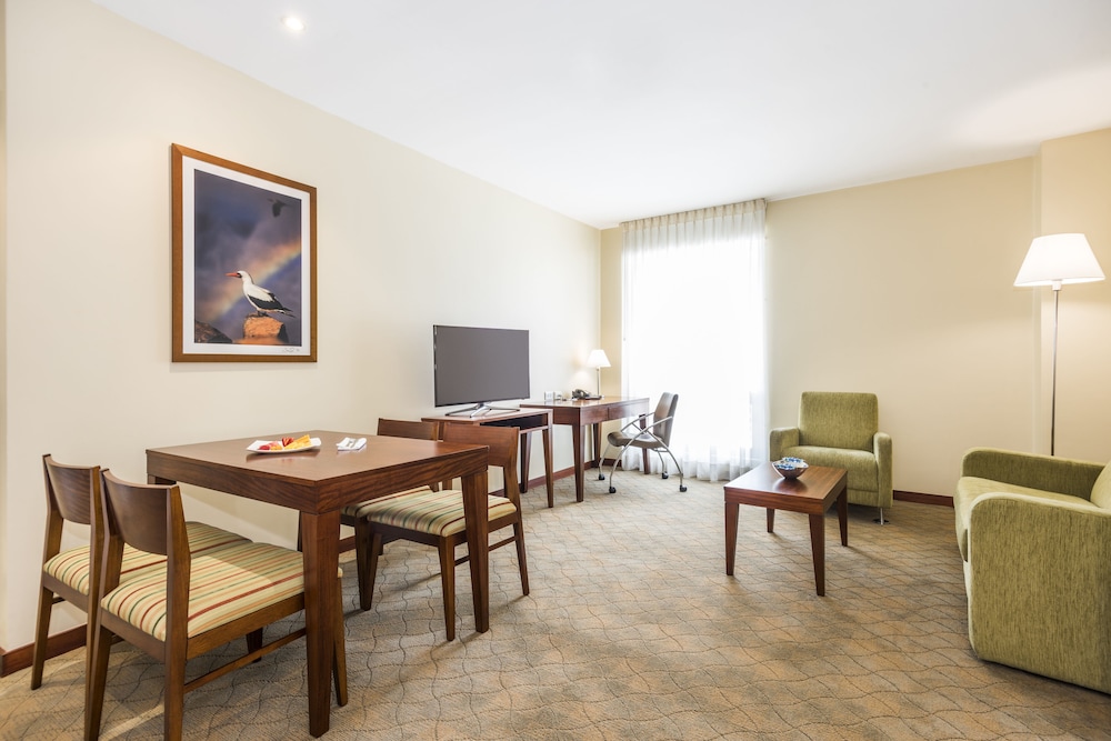 Suite, 1 King Bed - Photo 2