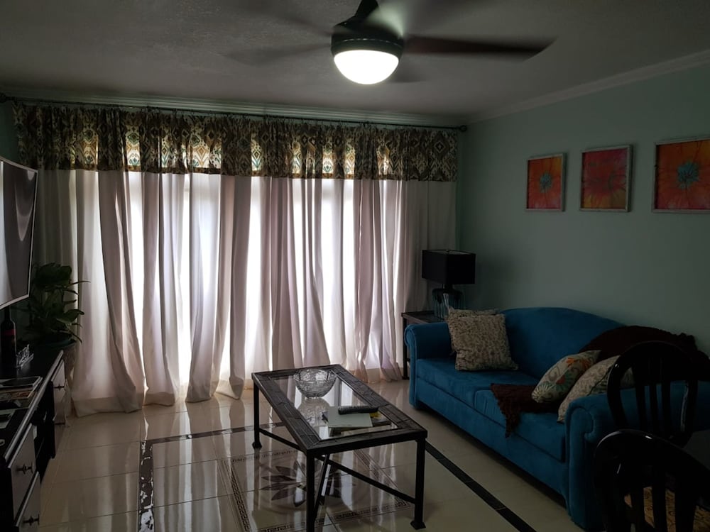 City Apartment, 2 Bedrooms photo 3
