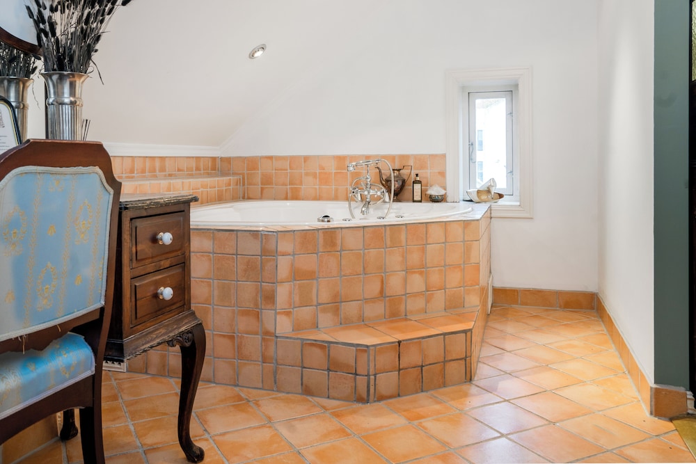 Suite - Photo 11