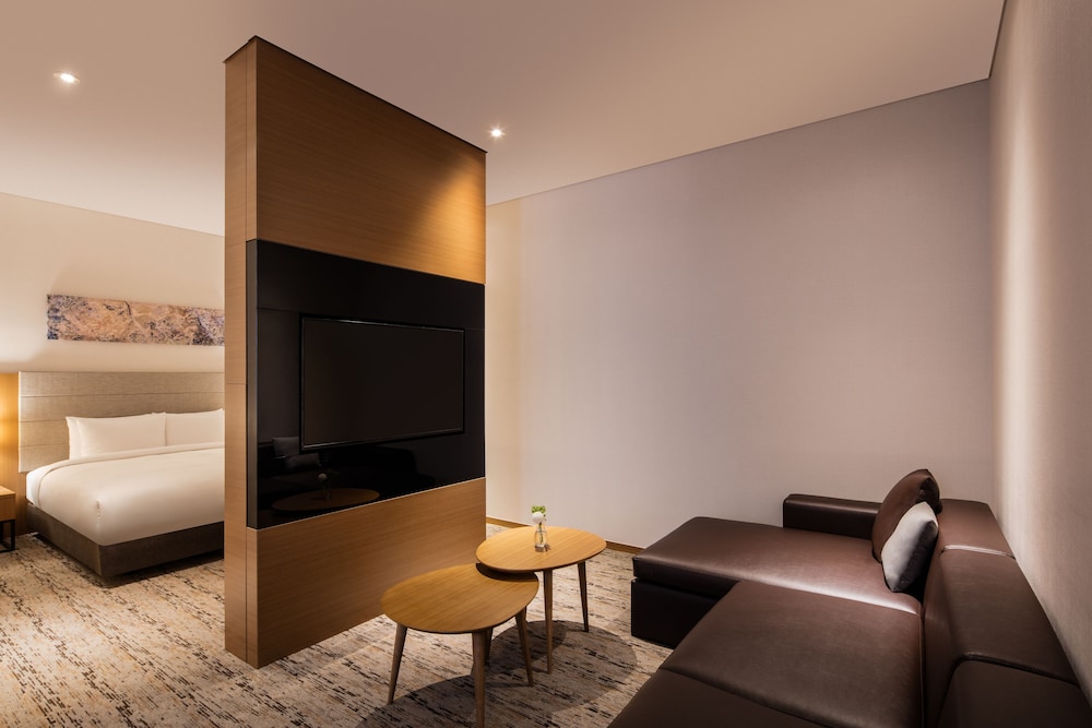 Suite, 1 King Bed, Non Smoking, Corner