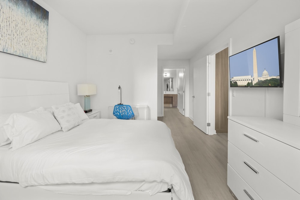 Luxury Apartment, 2 Bedrooms, Balcony (Room décor/layout/colors vary by unit) - Photo 2