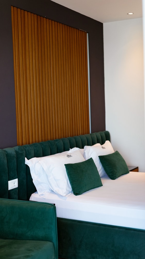 Grand Apartment, Connecting Rooms