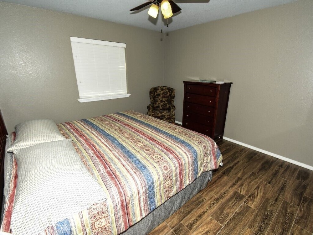 Cozy Two Bedroom, Lake Texoma, Lake View, Marina Access - No Pets photo 1