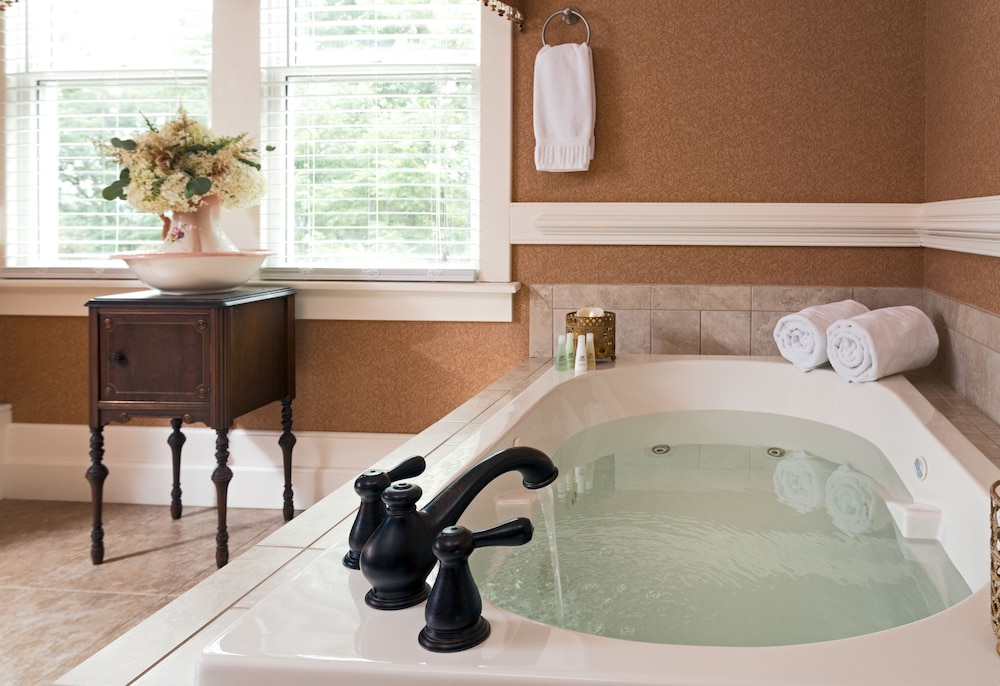 Suite, 1 King Bed, Private Bathroom photo 2
