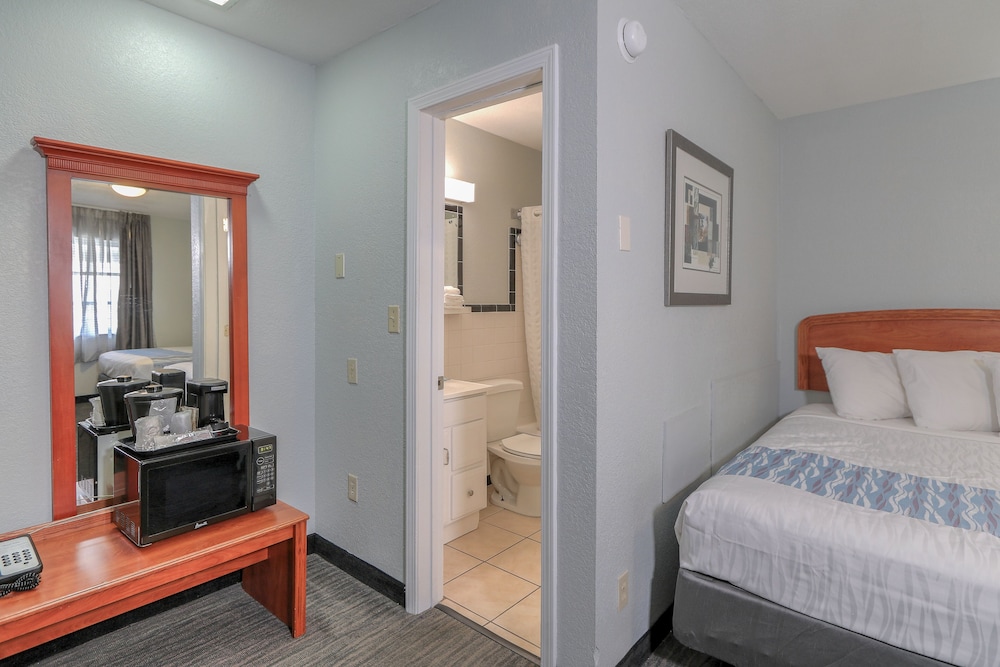 Room, 2 Queen Beds photo 3