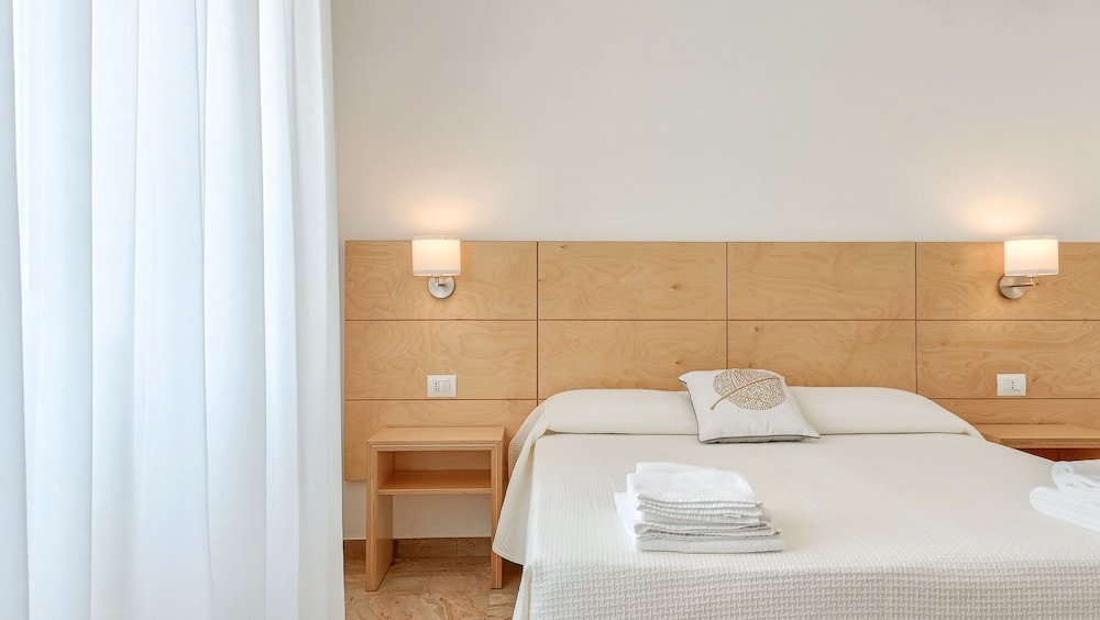 Standard Double or Twin Room, Ensuite photo 1