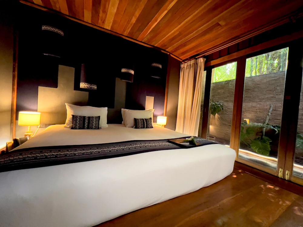 Deluxe Room, Garden View - Photo 9