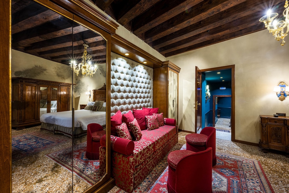 Family Studio Suite, Canal View