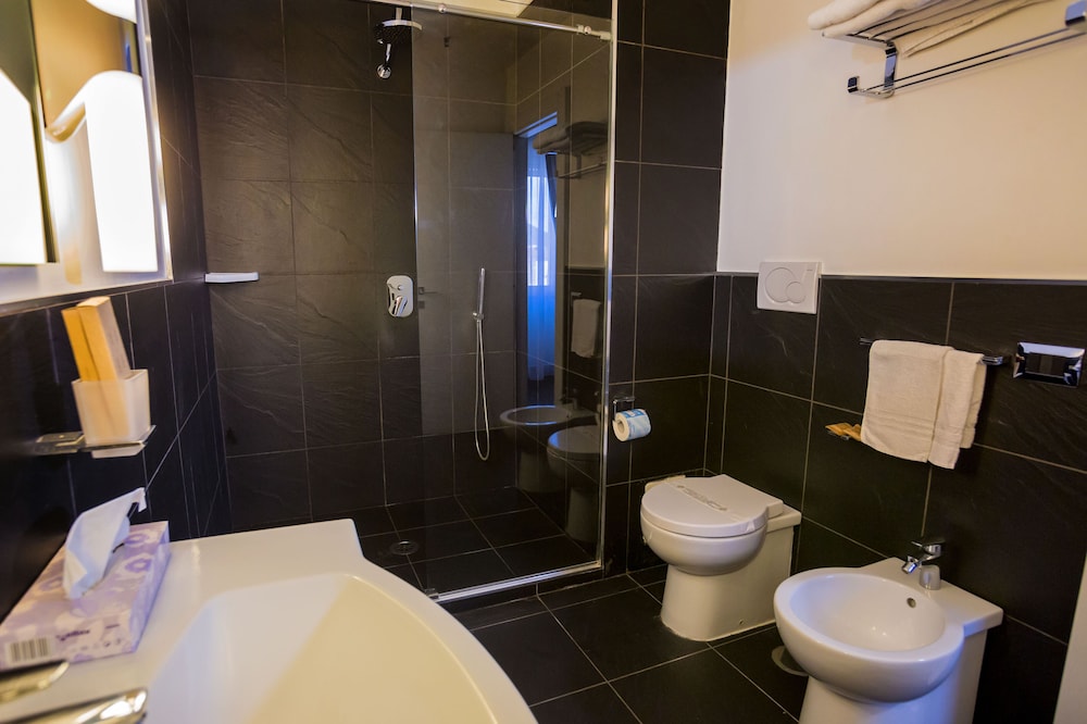 Deluxe Suite - Photo 15