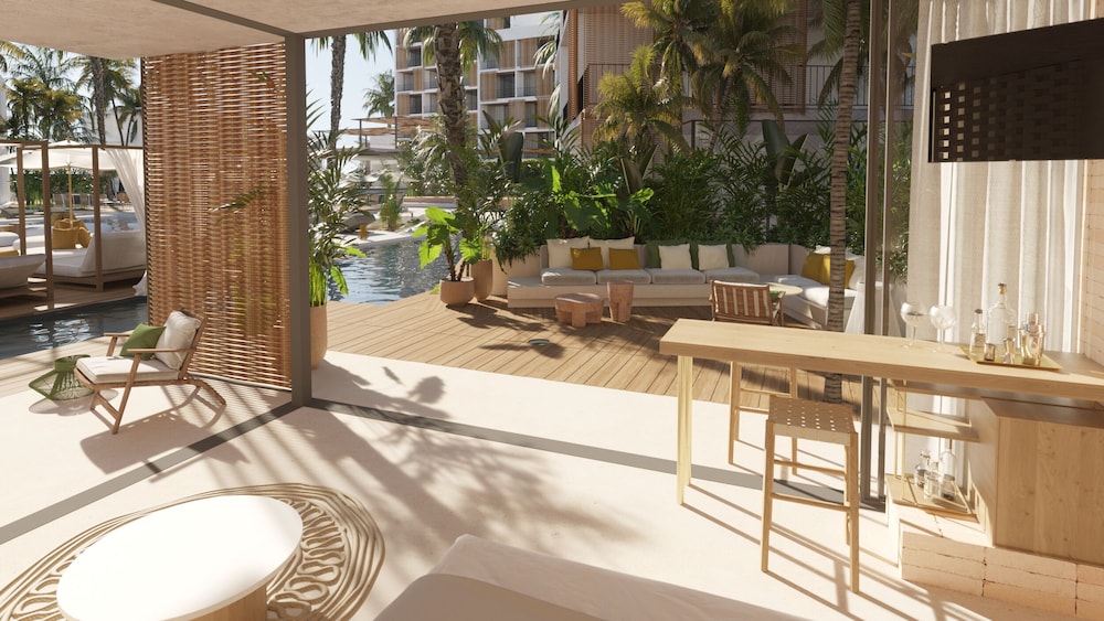 Signature Studio Suite, Poolside photo 3