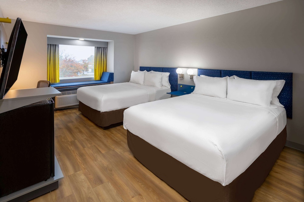 Standard Room, 2 Queen Beds - Photo 1