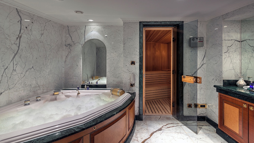 Premium Room, 1 King Bed, Smoking, City View (Club Lounge Access)