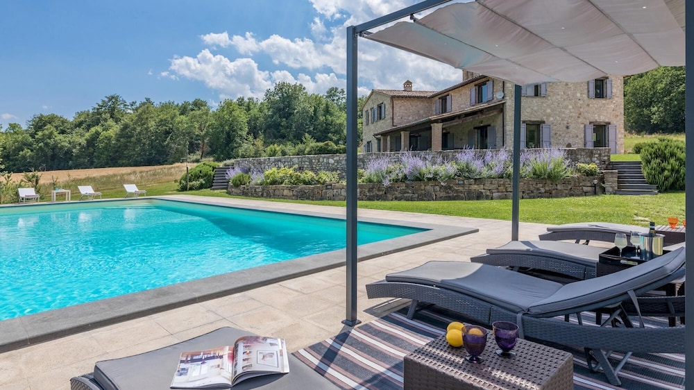 Villa photo 2