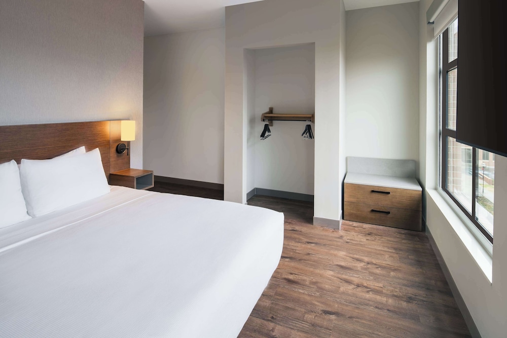 Suite, 1 King Bed with Sofa bed, Bathtub - Photo 2