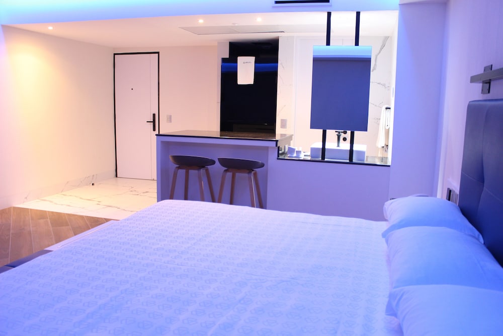 Suite - Photo 10