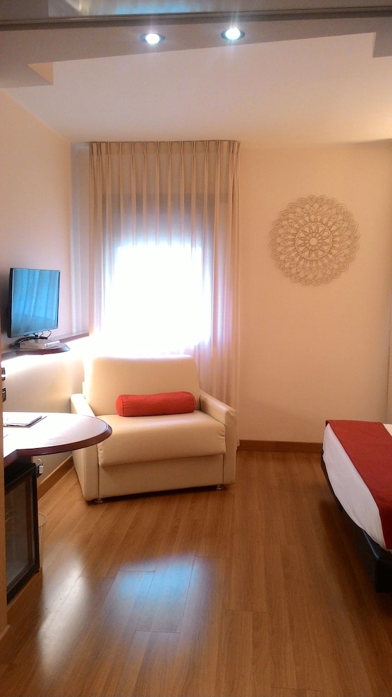 Standard Triple Room, 1 King Bed - Photo 1