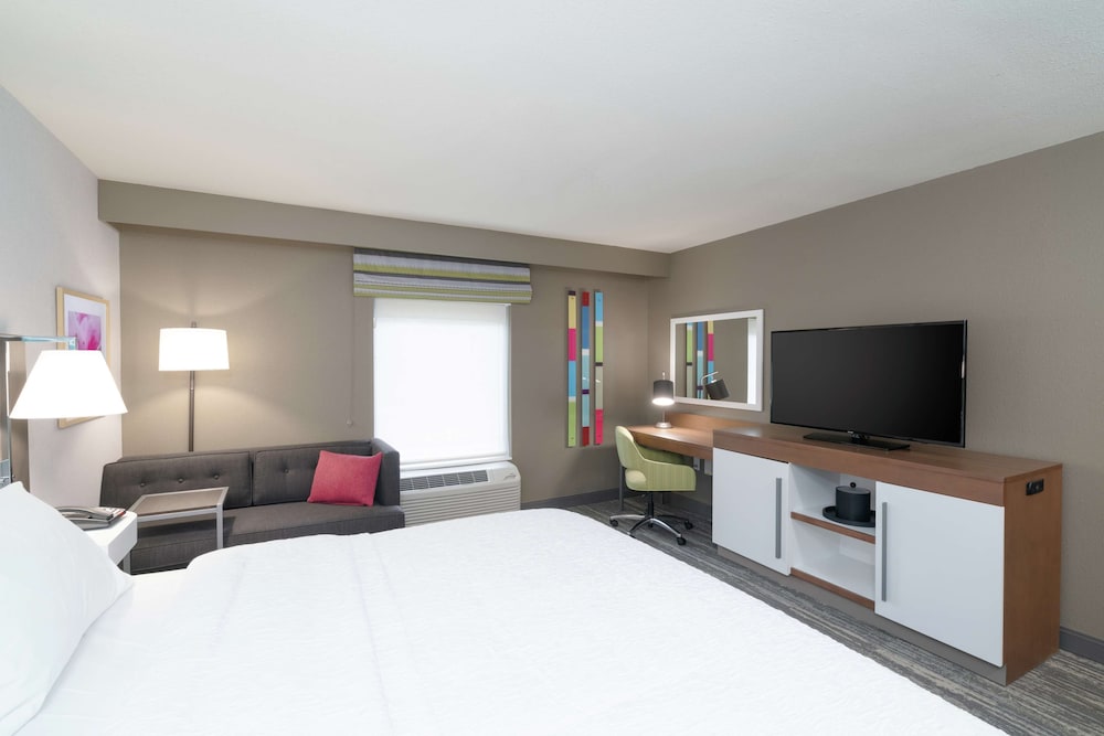 Room, 1 King Bed, Refrigerator - Photo 2