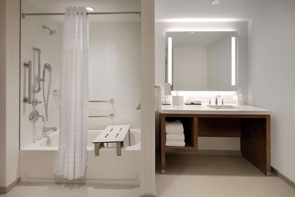 Suite, 2 Queen Beds, Accessible, Bathtub - Photo 4
