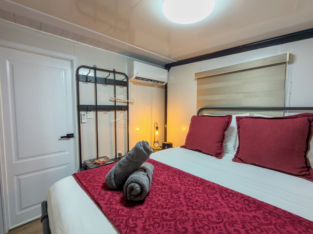 Romantic Room, Hot Tub, Garden View photo 1