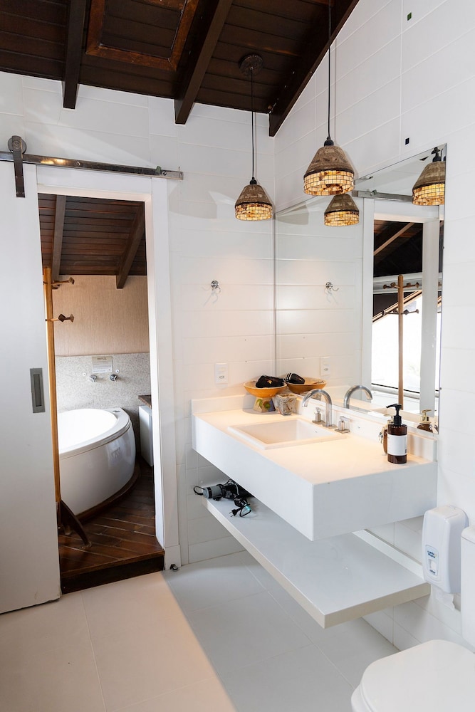 Premium Suite, 1 King Bed, Jetted Tub, Sea View photo 2