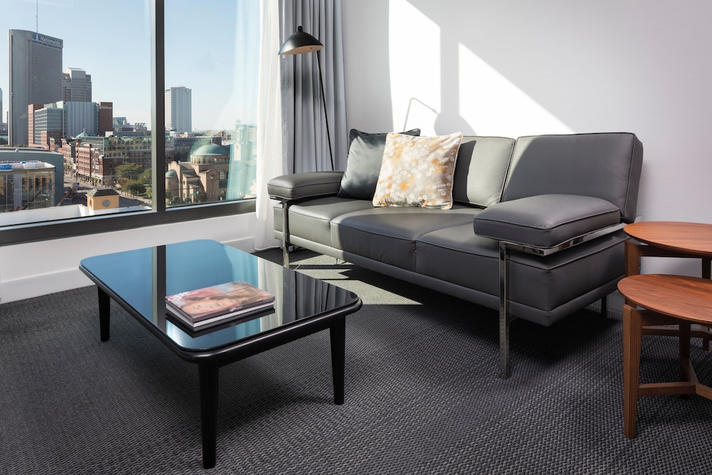 Deluxe Suite, 1 Bedroom, City View (Mobility/Hearing Access, Roll-In Shwr) photo 2
