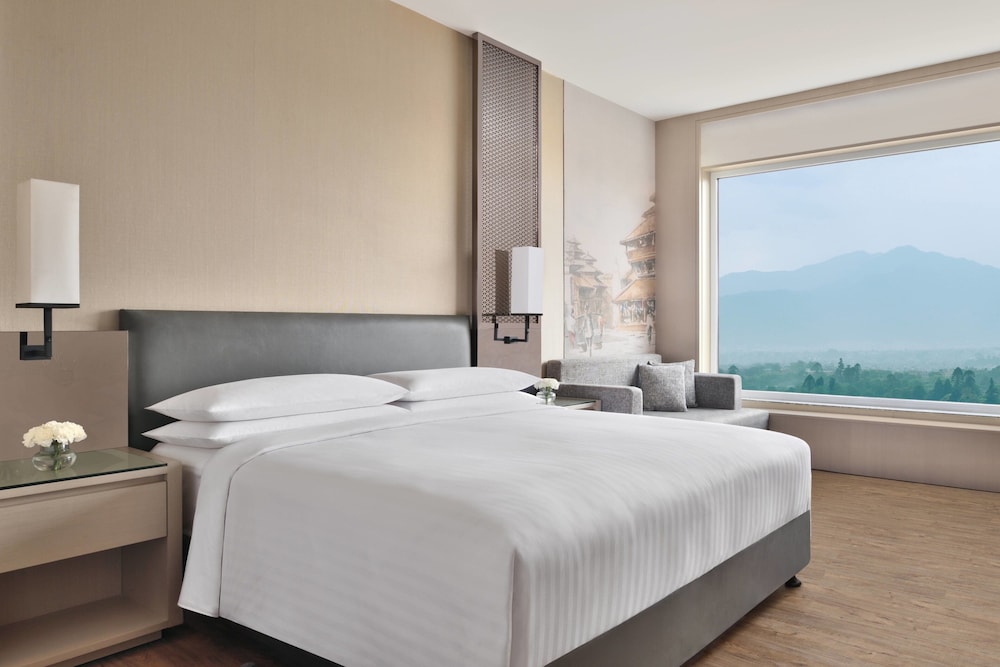 Club Room, 1 King Bed - Photo 1